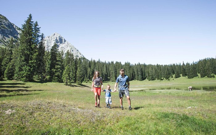 Hiking in a dreamlike
alpine scenery